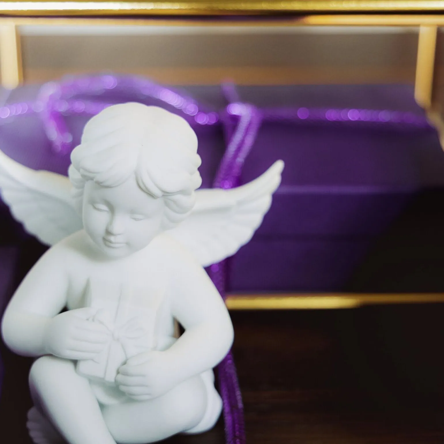 Engel mit Geschenk
